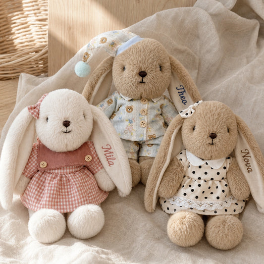 Tres conejitos de peluche personalizados con conjuntos rosa, azul y de lunares