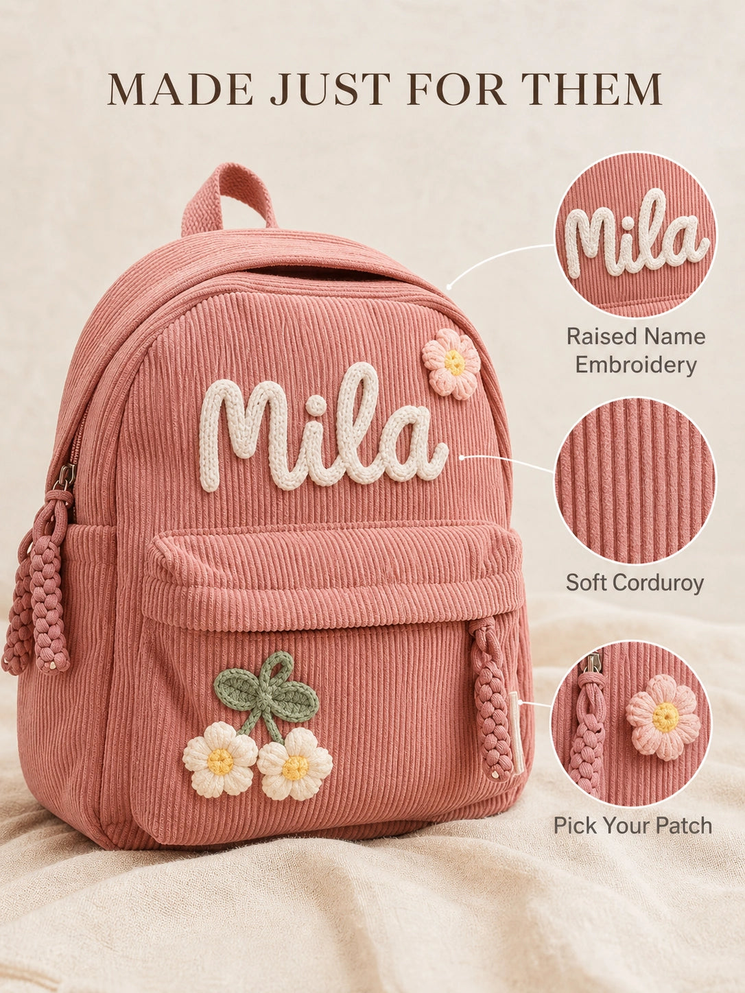 Detalle de mochila rosa de pana con nombre bordado en relieve, tejido acanalado y parches de flores