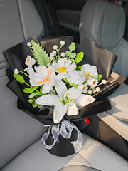 YSHomy Mazzo di Fiori Bianchi all'Uncinetto con Confezione Nera