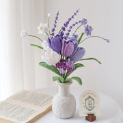 Bundle di fiori all'uncinetto viola fornito senza un vaso