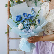 チューリップ、4つのバラと忘れたメノットのブルーのかぎ針編みの花束