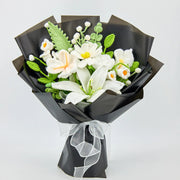 YSHomy Mazzo di Fiori Bianchi all'Uncinetto con Confezione Nera