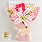 Mazzo all'uncinetto con un giglio gradiente, peonia e tulipano in rosa e bianco