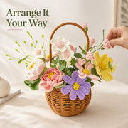 Arrange It Your Wayの文字と、丸型バスケットのピンクのかぎ針編み花茎を並べ替える手