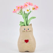 内側のガラスタンクと木製の猫の花瓶に3つのかぎ針編み忘れ目ノット