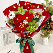 緑と赤のかぎ針編みクリスマスの花束とポインセチア