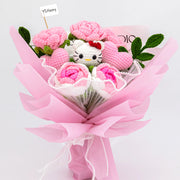 Nahaufnahme von rosa Häkelrosen, Herzen, weißem HK-Motiv, grünen Blättern und YSHomy-Karte