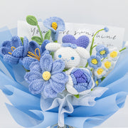 Nahaufnahme der CN-Figur zwischen blauen Blumen, weißen Knospen und blauer Verpackung