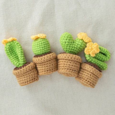 AMOR Cactus de ganchillo, Planta en maceta de cactus hecha a mano, Plantas de maceta de ganchillo, Planta de ganchillo, Regalo para ella, Decoración de escritorio, Regalo del día de San Valentín, Conjunto de 4