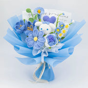 Vorderansicht des blauen Häkelstraußes mit CN-Figur, Herz und verschiedenen Blumen