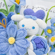 Detail der weiß-blauen CN-Figur neben einer blauen Blume und einem violetten Herz