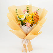 黄色とオレンジ色のかぎ針編みは忘れた目指の花束をバラに