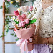 Rosa Häkelstrauß aus Rosen und Tulpen mit Häkelherz