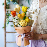 バラとチューリップの黄色のかぎ針編みの花束はぎ針編みの心で