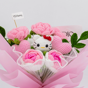 Frontale Nahaufnahme des rosa HK-Rosenstraußes in mehrlagiger rosa Verpackung