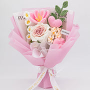 Rosa Häkelstrauß mit übergroßer Thai-Rose, Tulpen und Häkelherz