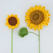 Comparaison entre le petit tournesol au crochet d’origine et le grand tournesol amélioré du bouquet violet