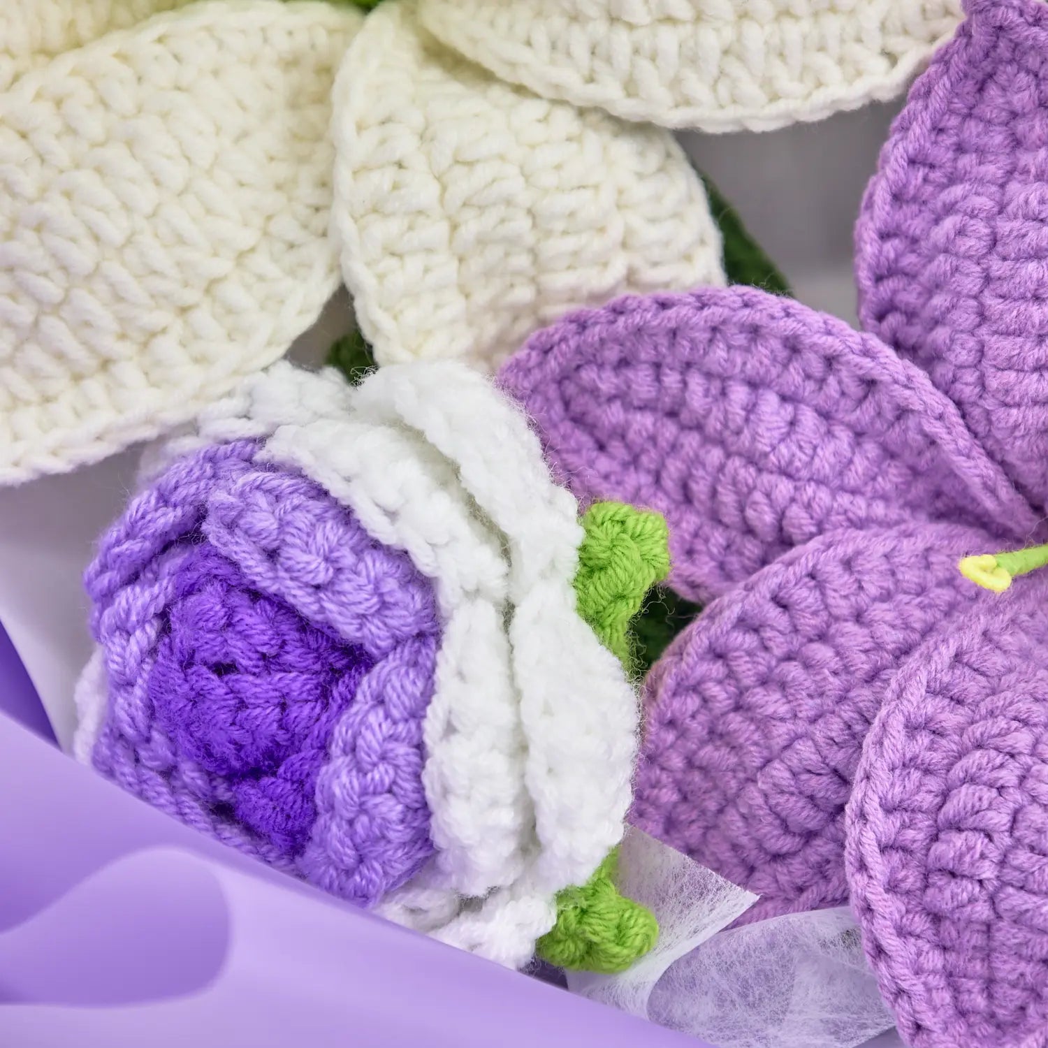 Bouquet de lys, de roses et de lavande en crochet violet foncé YSHomy