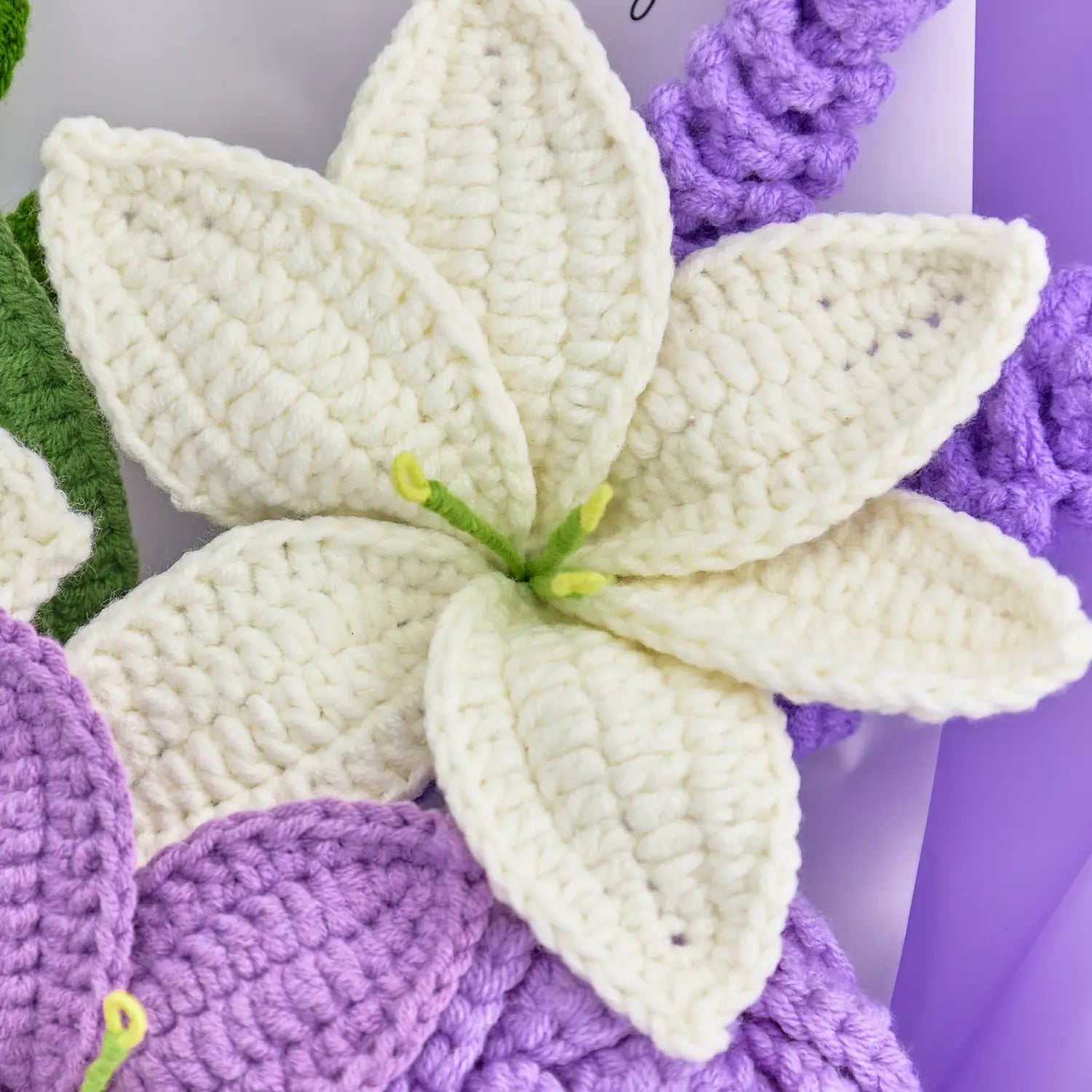 Bouquet de lys, de roses et de lavande en crochet violet foncé YSHomy
