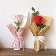 カップ型のバラの手作りかぎ針編みの花束をしっかりと層状に仕上げました。