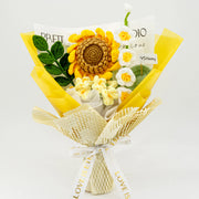 Mazzo all'uncinetto con un grande girasole, giglio della valle e margherite