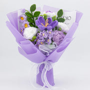 Mazzo all'uncinetto viola con un tulipano, quattro rose e dimentica-me-nots