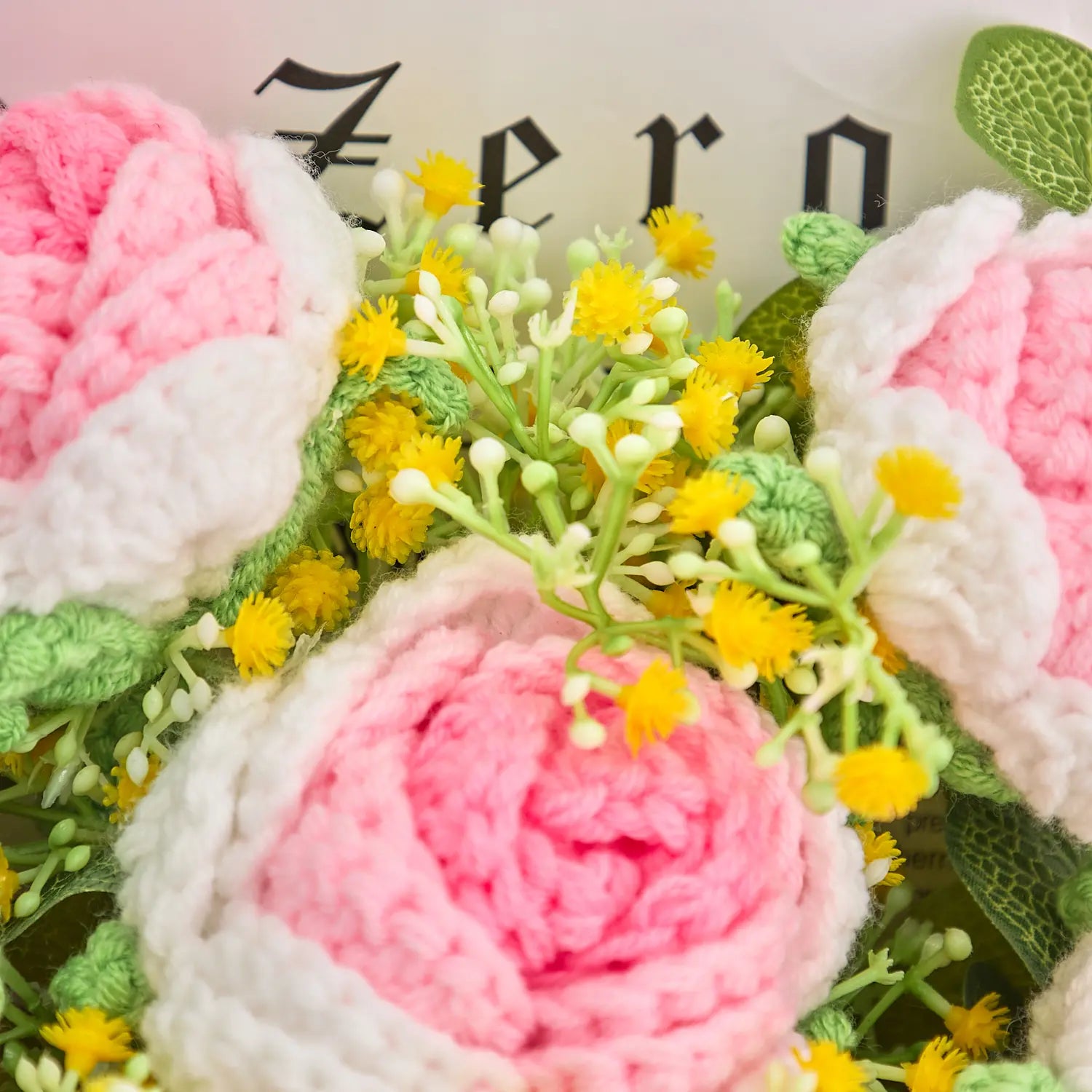 YSHomy bouquet all’uncinetto con rose rosa sfumate e margherite