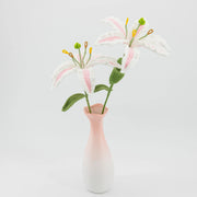グラデーションピンクに2つのかぎ針編みユリ、それぞれ6つの花びら