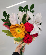 Häkelstrauß aus Lilien, Tulpen und Rosen, hergestellt aus einem Referenzbild