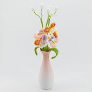 Kükenmotten-Orchideenzweig mit drei Blütenblättern, zwei Knospen und einem Blatt