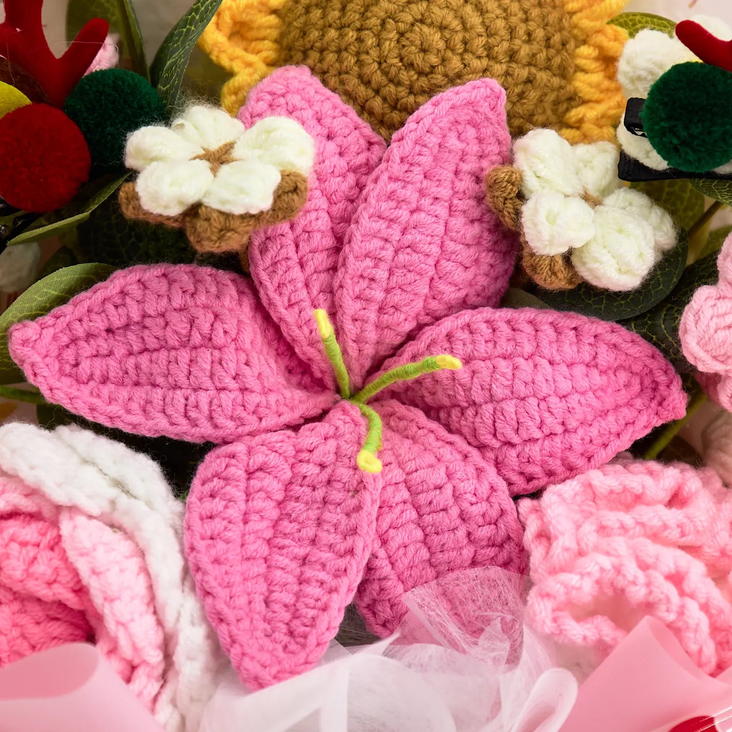 YSHomy Bouquet natalizio all’uncinetto con Babbo Natale e rosa grande