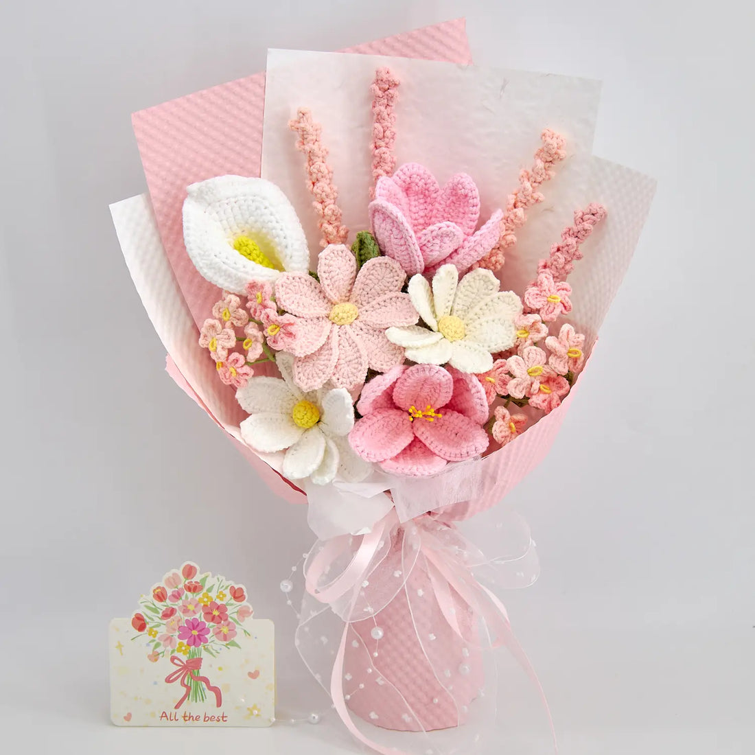 Bouquet rosa all’uncinetto completo con fiore bianco a forma di calla, fiori aperti misti, piccoli fiori e incarto rosa