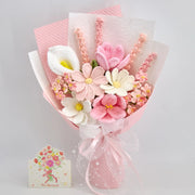 Bouquet rosa all’uncinetto completo con fiore bianco a forma di calla, fiori aperti misti, piccoli fiori e incarto rosa