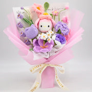 MLうさぎドール、バラ、チューリップ、白い花、パープルの花、緑の葉をピンクのラッピングで包んだブーケ全体
