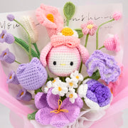 パープルのバラ、ライラック色の花、白い花、パープルのカーネーション、ピンクのチューリップに囲まれたMLうさぎドールのアップ