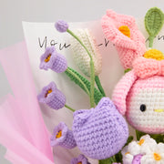ブーケ内のパープルのカップ型かぎ針編み花、白い葉、ピンクの花、MLうさぎドールのアップ