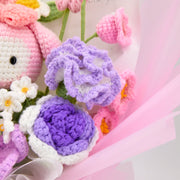 ライラック色のフリルカーネーション、濃いパープルのかぎ針編みバラ、ピンクの花、緑の葉のアップ