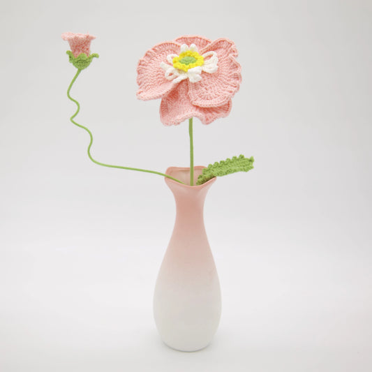 花、芽、葉とシングルかぎ針編みピンクポピー枝