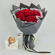 YSHomy Bouquet de roses au crochet rouge foncé avec emballage noir