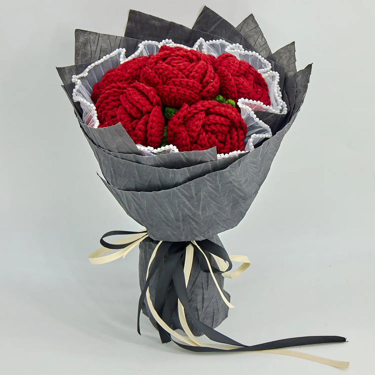 YSHomy Bouquet de roses au crochet rouge foncé avec emballage noir