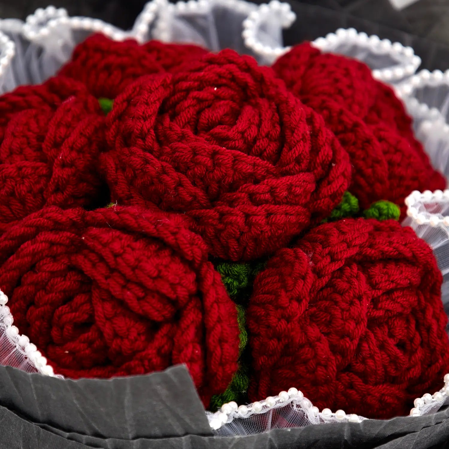 YSHomy Bouquet de roses au crochet rouge foncé avec emballage noir