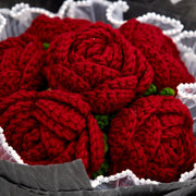 YSHomy Bouquet de roses au crochet rouge foncé avec emballage noir