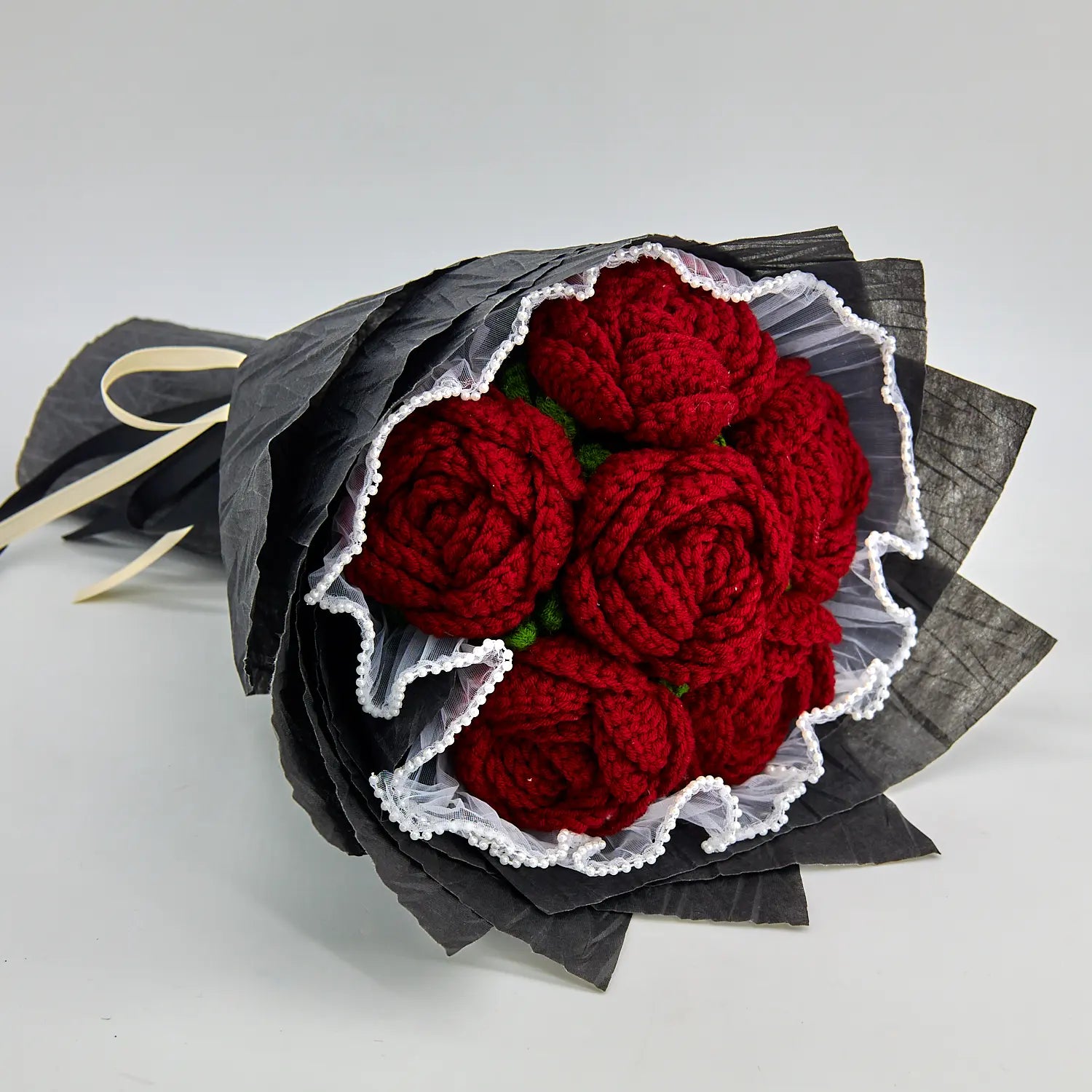 YSHomy Bouquet de roses au crochet rouge foncé avec emballage noir