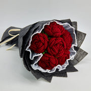 YSHomy Bouquet de roses au crochet rouge foncé avec emballage noir