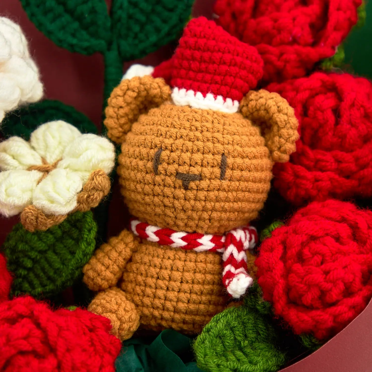 YSHomy Gehäkelter Weihnachtsstrauß mit Weihnachtsmann & großer Rose