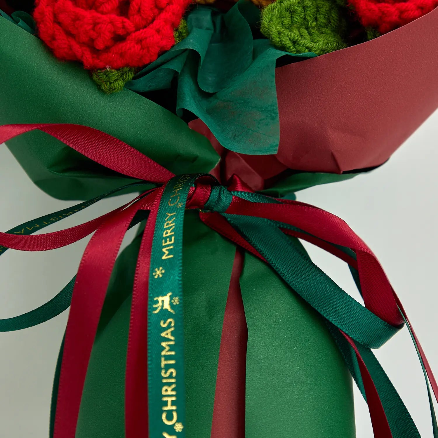 YSHomy Gehäkelter Weihnachtsstrauß mit Weihnachtsmann & großer Rose