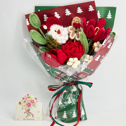 Ramo navideño de crochet rojo y verde con Papá Noel, muñeco de jengibre y flores rojas junto a una tarjeta