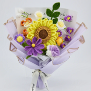Häkelstrauß mit übergroßer Sonnenblume, Rosen, Gänseblümchen und Galsangblüten