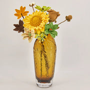Uncinetto insieme con un grande girasole, gigli e foglie di acero, nessun vaso