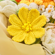 Primer plano macro de flor galsang amarilla de ganchillo con cala blanca y pequeñas flores blancas